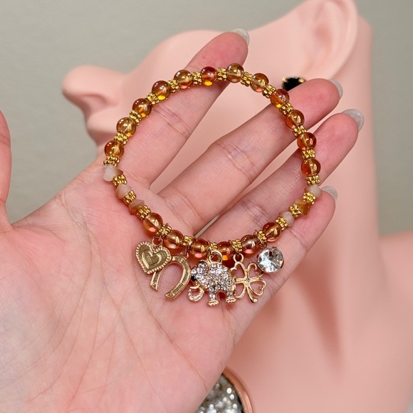 The Unbranded Brand Jewelry - ⚜️ Gold Charm Bracelet with Heart and Clover Accents